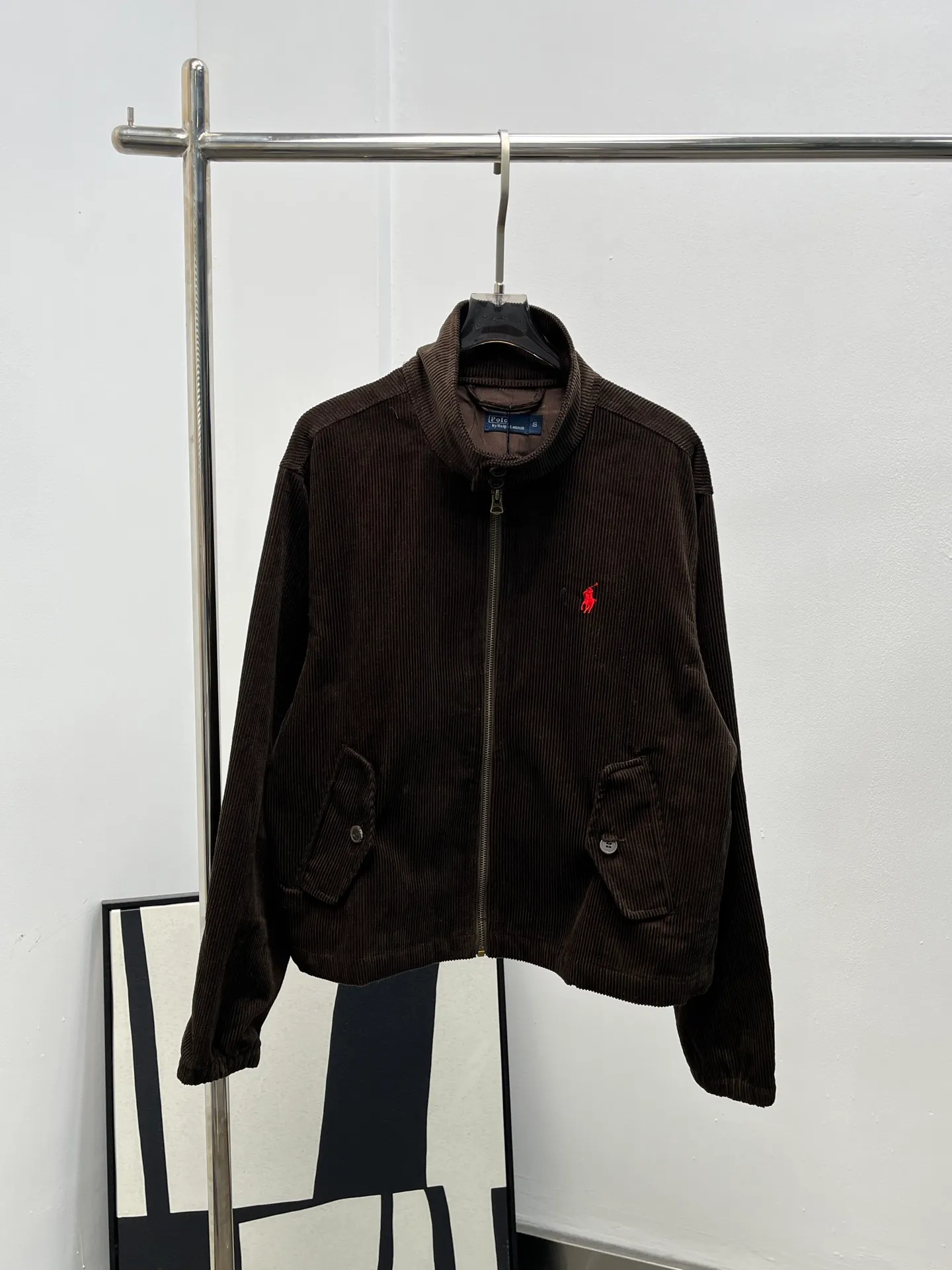 P550 Rah Lauren 25 new autumn and winter style corduroy, retro British style, classic Harrington style, with zipper and lapel, practical and stylish*, the corduroy material is soft and warm, very suitable for autumn and winter wear, the pony embroidery on the chest is very recognizable, full of details, two flap pockets + metal buttons, full of retro feel ~ can be worn for commuting and leisure, looks great with or on, simple and high-end, it is a must-have item for autumn and winter wardrobe